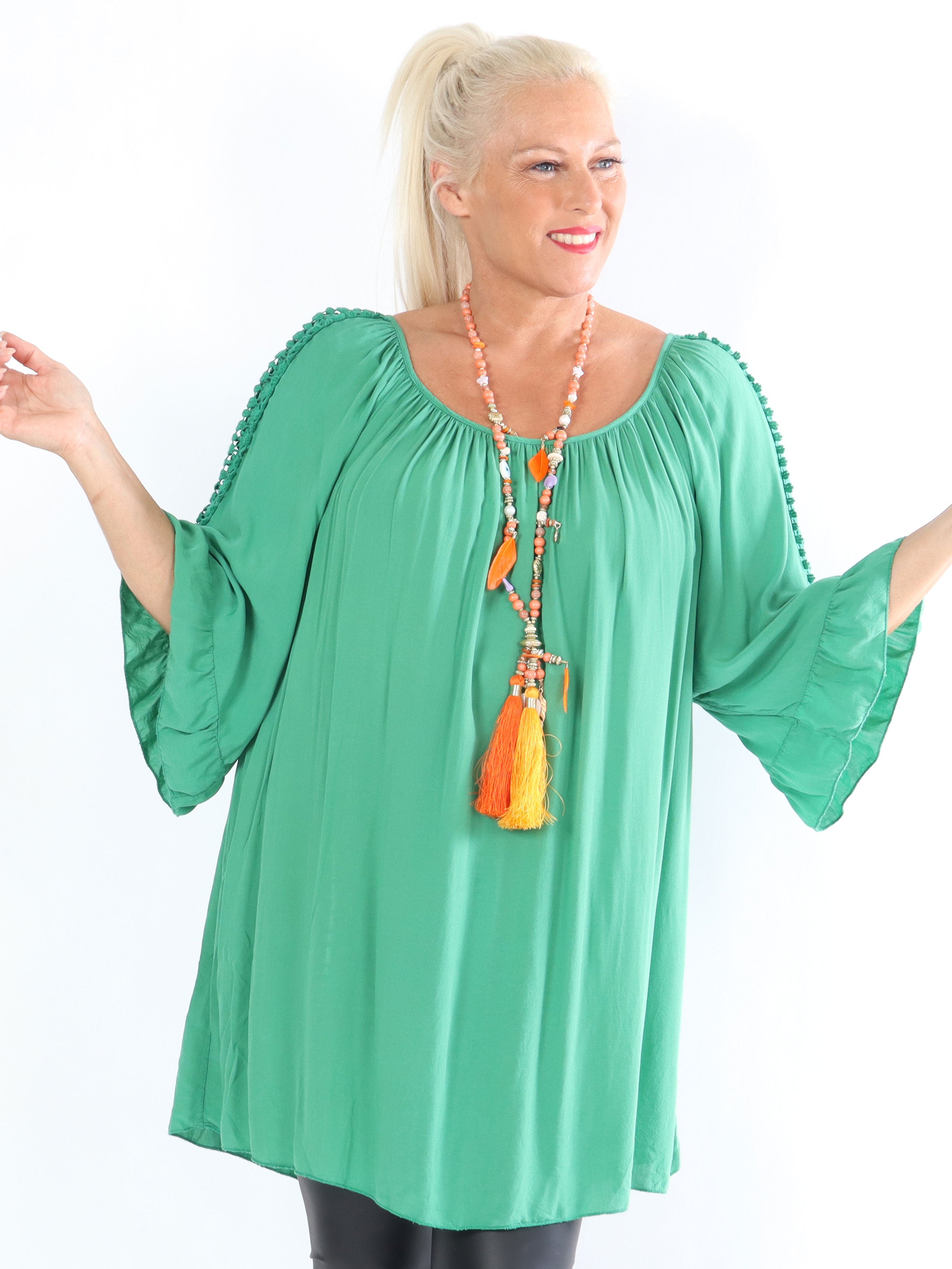 Samara - Plus size tunika med söta broderier på ärmarna - Green